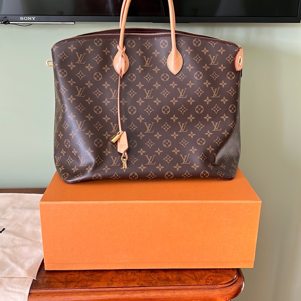 Louise Vuitton Lockit GM in excellent condition, very hard to find